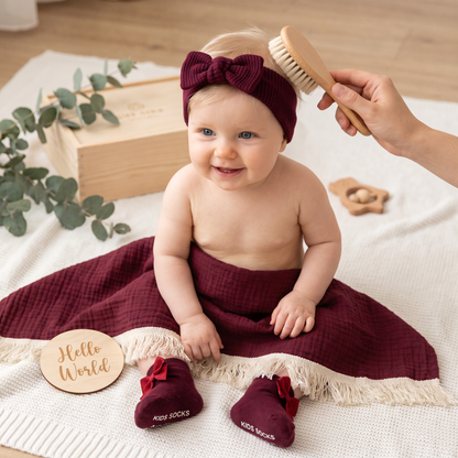 Baby Verzorgingscadeaubox – Handdoek, Sokken of Haarband & Badborstel voor Pasgeborenen