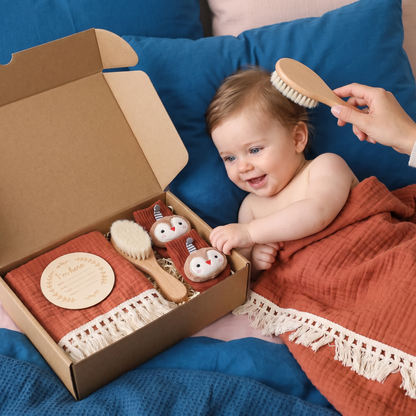 Baby Verzorgingscadeaubox – Handdoek, Sokken of Haarband & Badborstel voor Pasgeborenen
