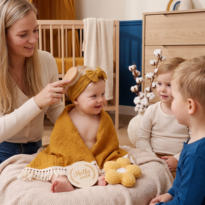 Baby Verzorgingscadeaubox – Handdoek, Sokken of Haarband & Badborstel voor Pasgeborenen