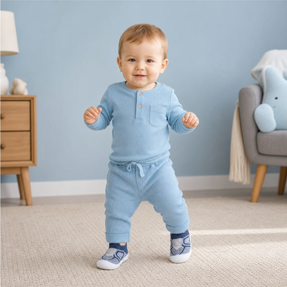 Zachte gebreide antislipschoentjes voor baby's bij de eerste stapjes